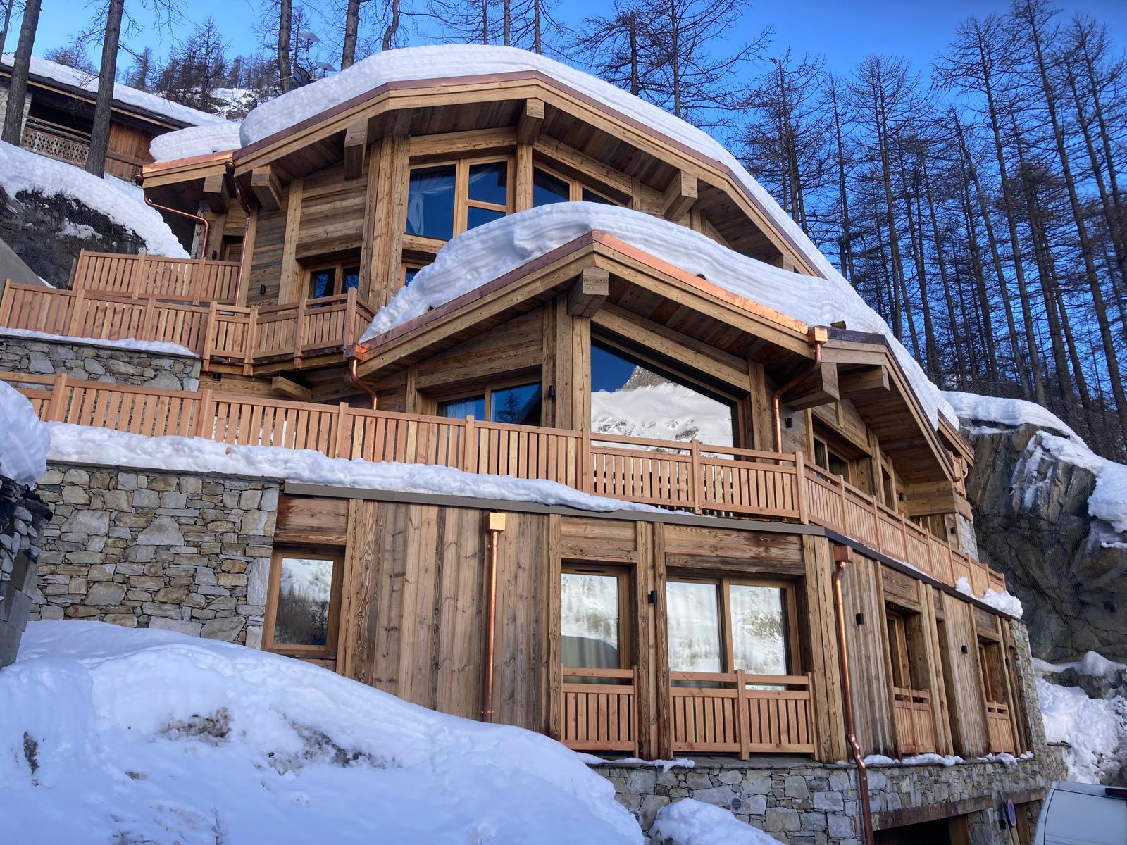 Chalet en bois en Savoie au coucher du soleil